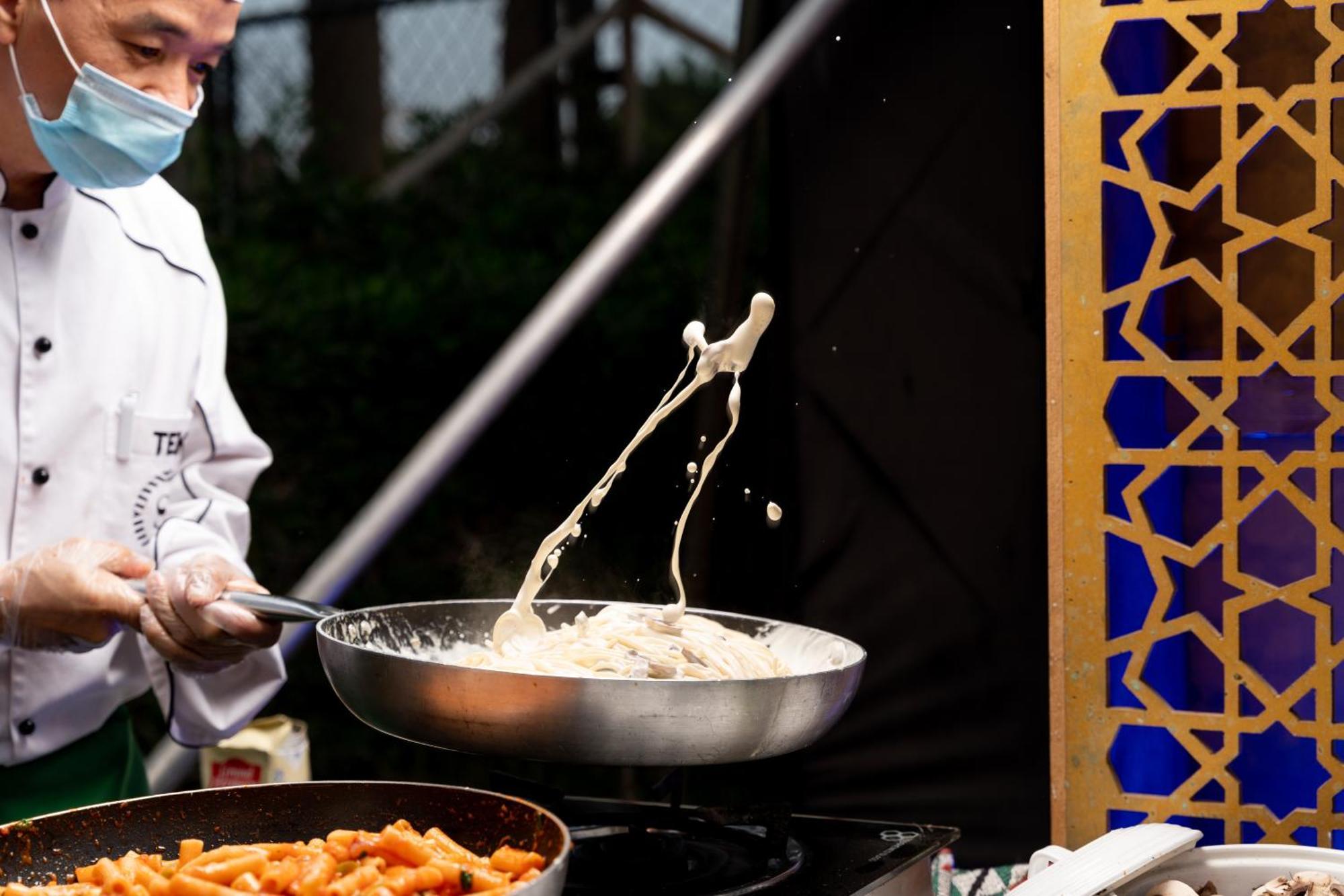 Sheraton Dammam Hotel & Convention Centre Экстерьер фото A chef tossing rice in a wok