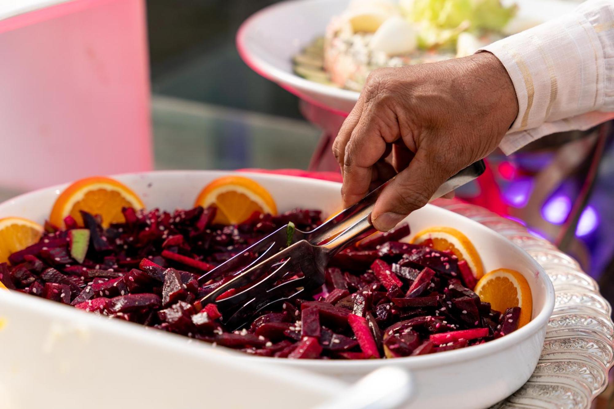 Sheraton Dammam Hotel & Convention Centre Экстерьер фото A hand using a buffet server to serve food