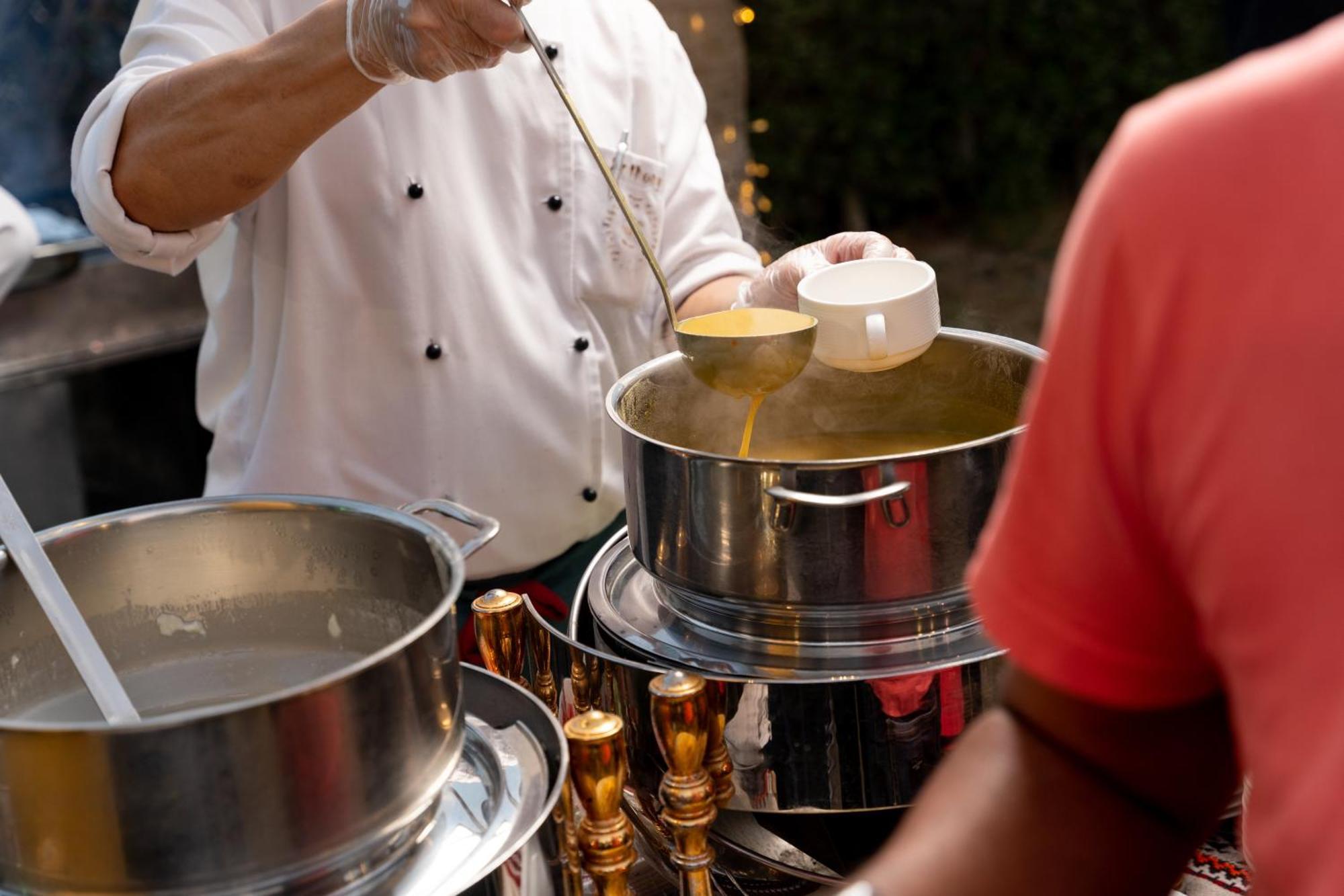 Sheraton Dammam Hotel & Convention Centre Экстерьер фото A chef preparing food