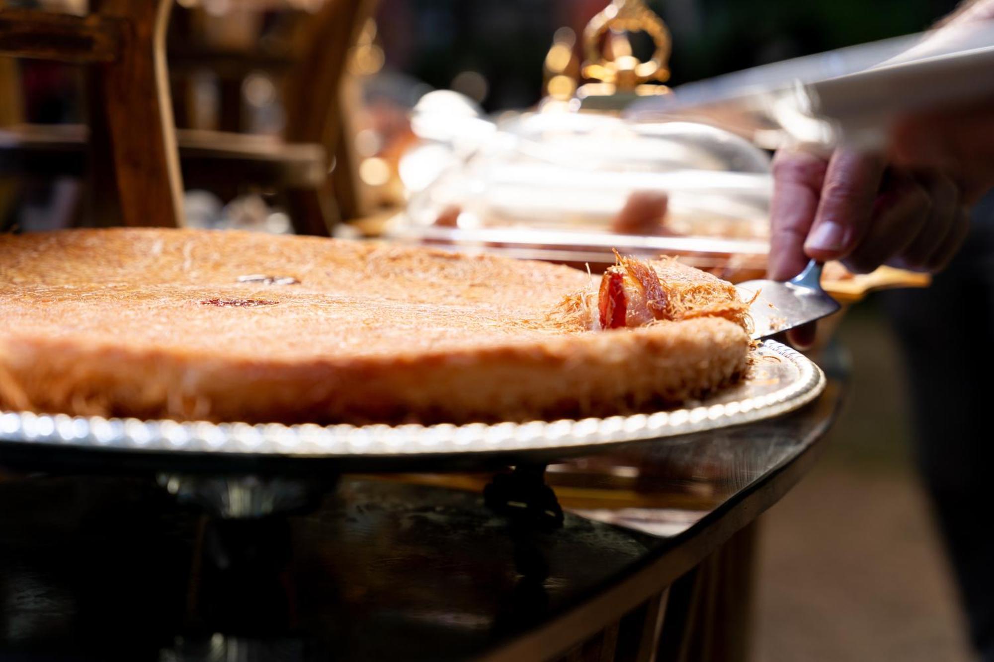 Sheraton Dammam Hotel & Convention Centre Экстерьер фото A pie server cutting into a pie