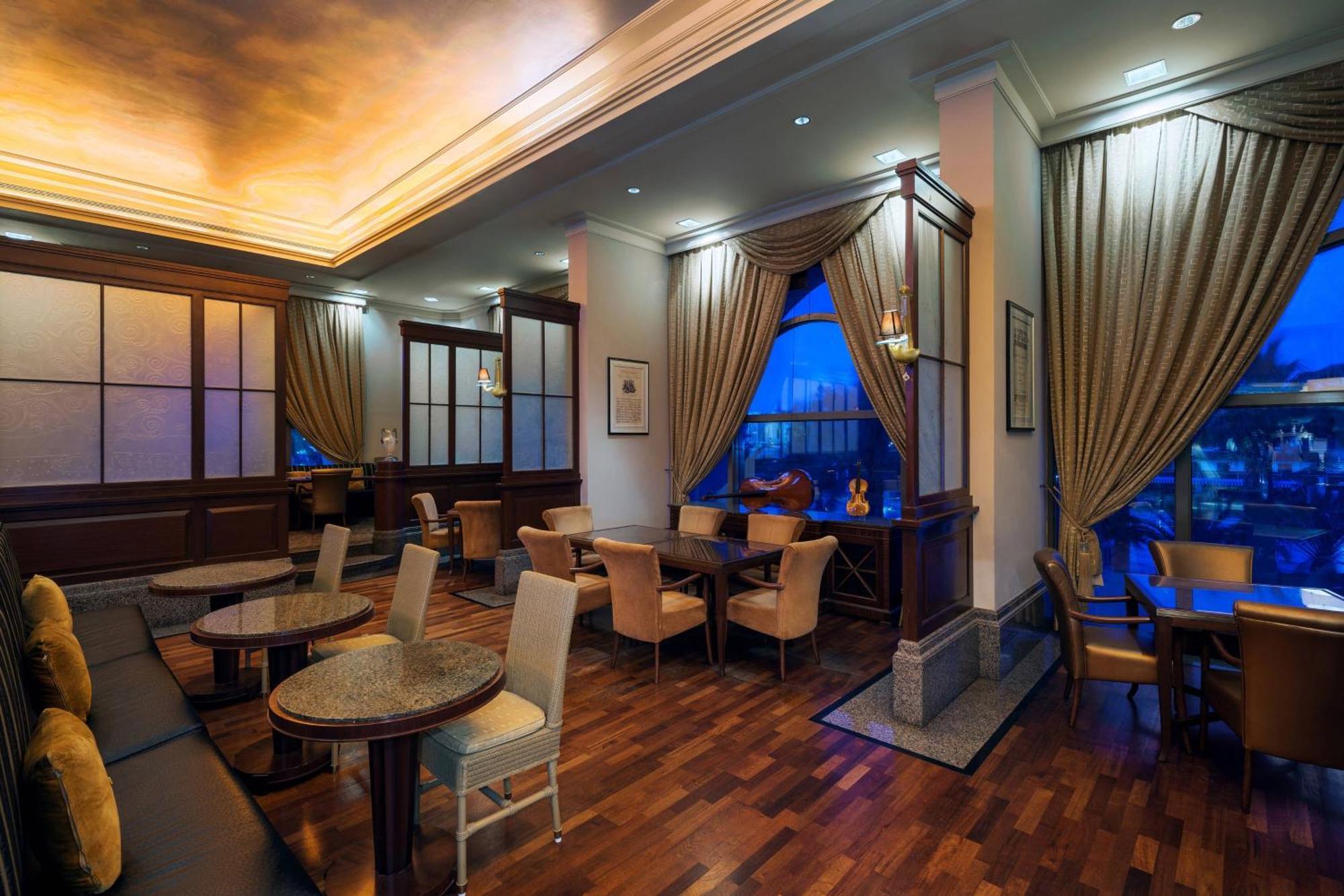 Sheraton Dammam Hotel & Convention Centre Экстерьер фото The lounge at the airport