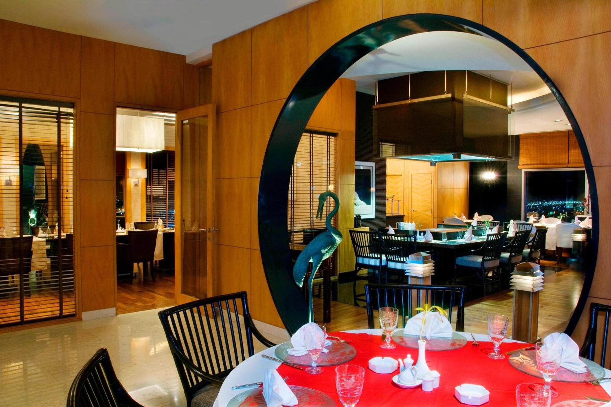 Sheraton Dammam Hotel & Convention Centre Экстерьер фото The interior of the restaurant