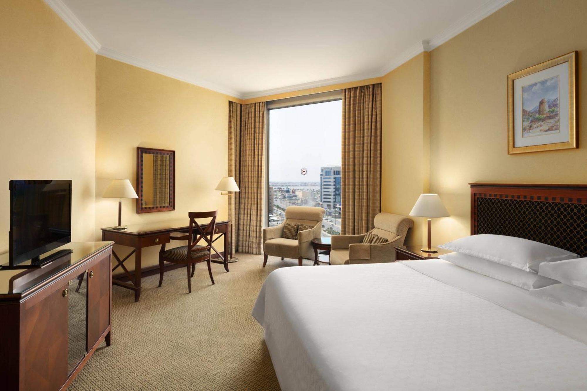 Sheraton Dammam Hotel & Convention Centre Экстерьер фото A guest room at the hotel