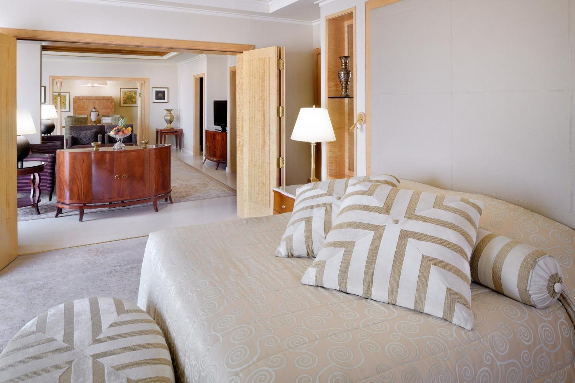 Sheraton Dammam Hotel & Convention Centre Экстерьер фото A suite at the hotel